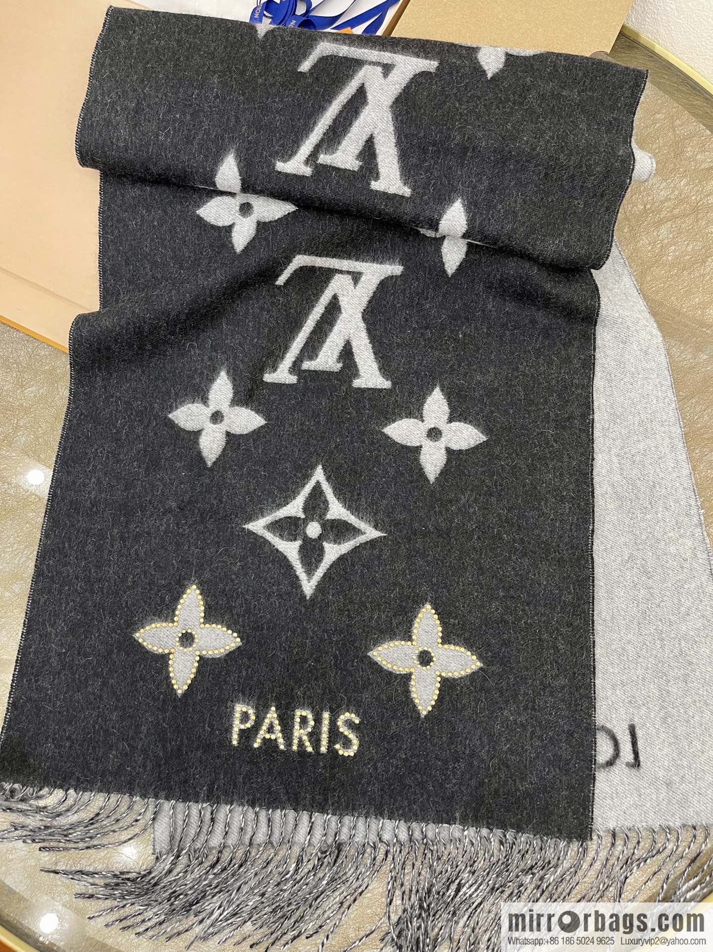 LV Louis Vuitton Rivet Cashmere Scarf Shawl M71588