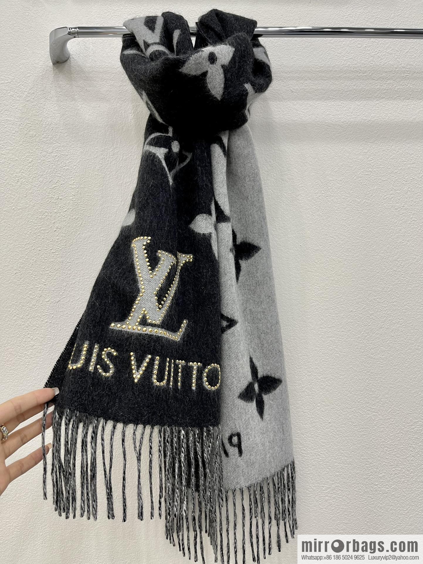 LV Louis Vuitton Rivet Cashmere Scarf Shawl M71588