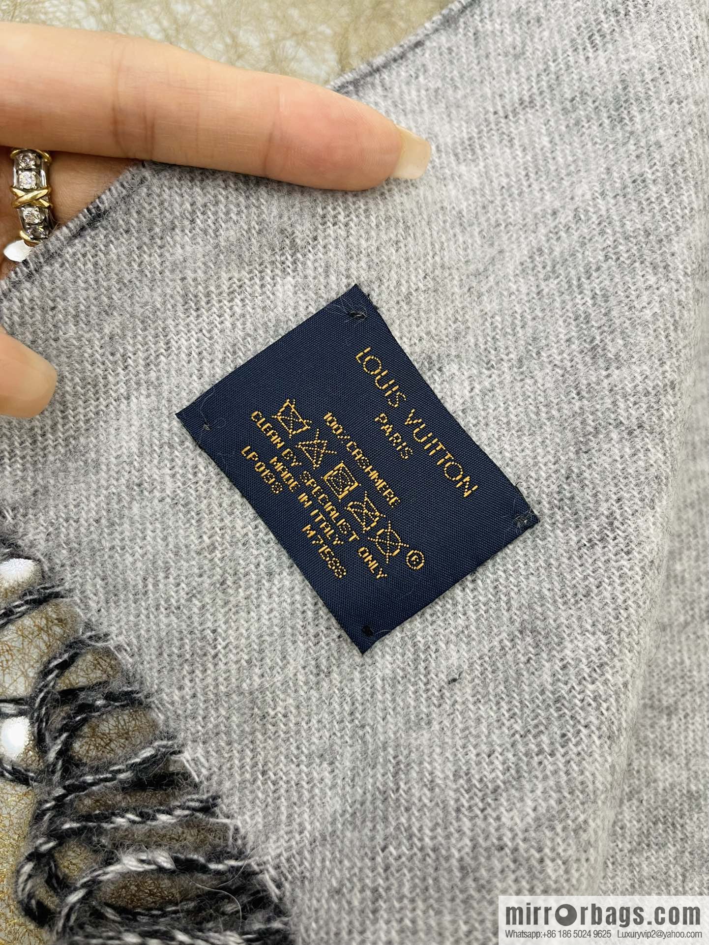 LV Louis Vuitton Rivet Cashmere Scarf Shawl M71588