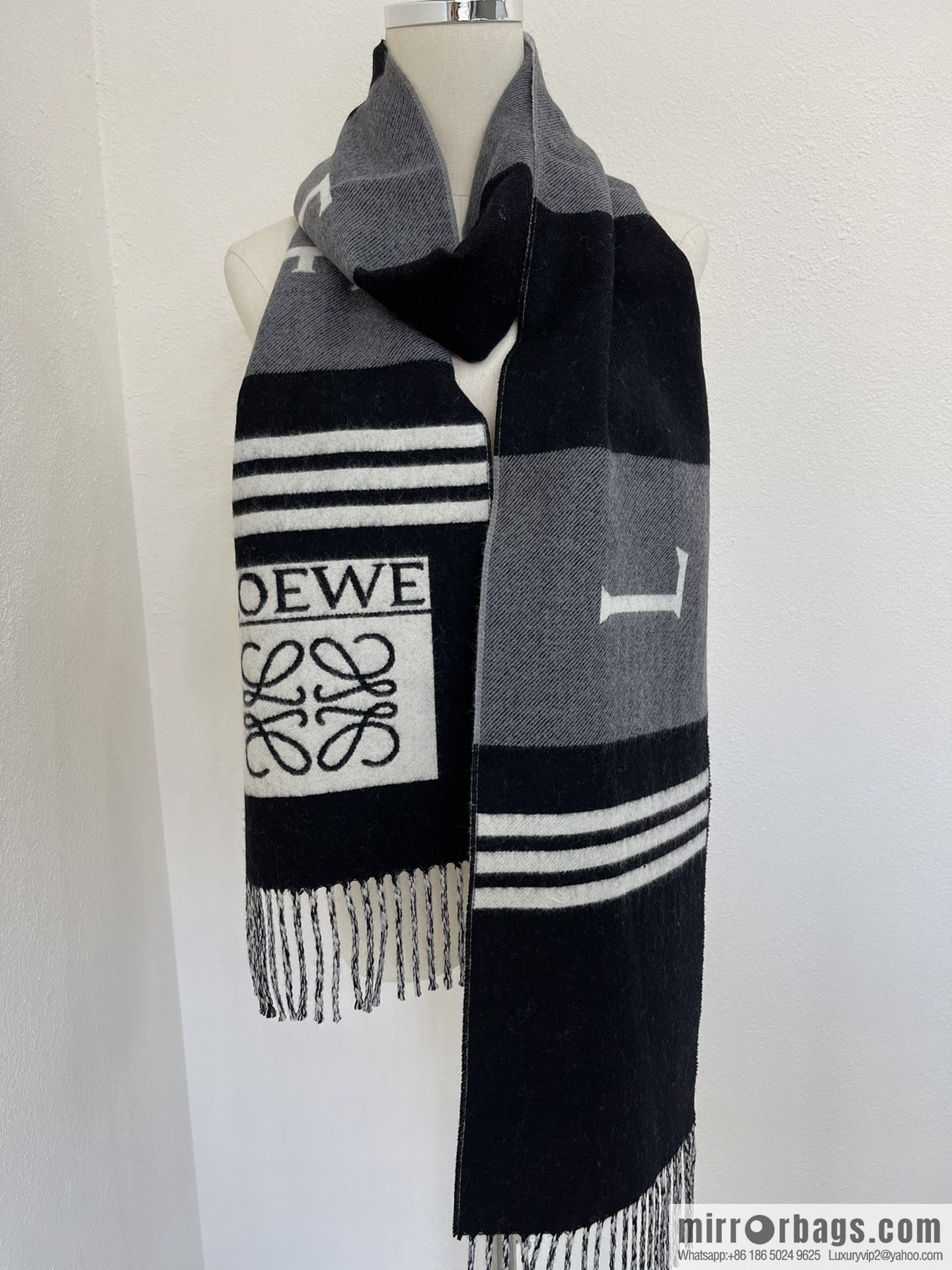 LOEWE Luo Yiwei men's and women's same college style scarf