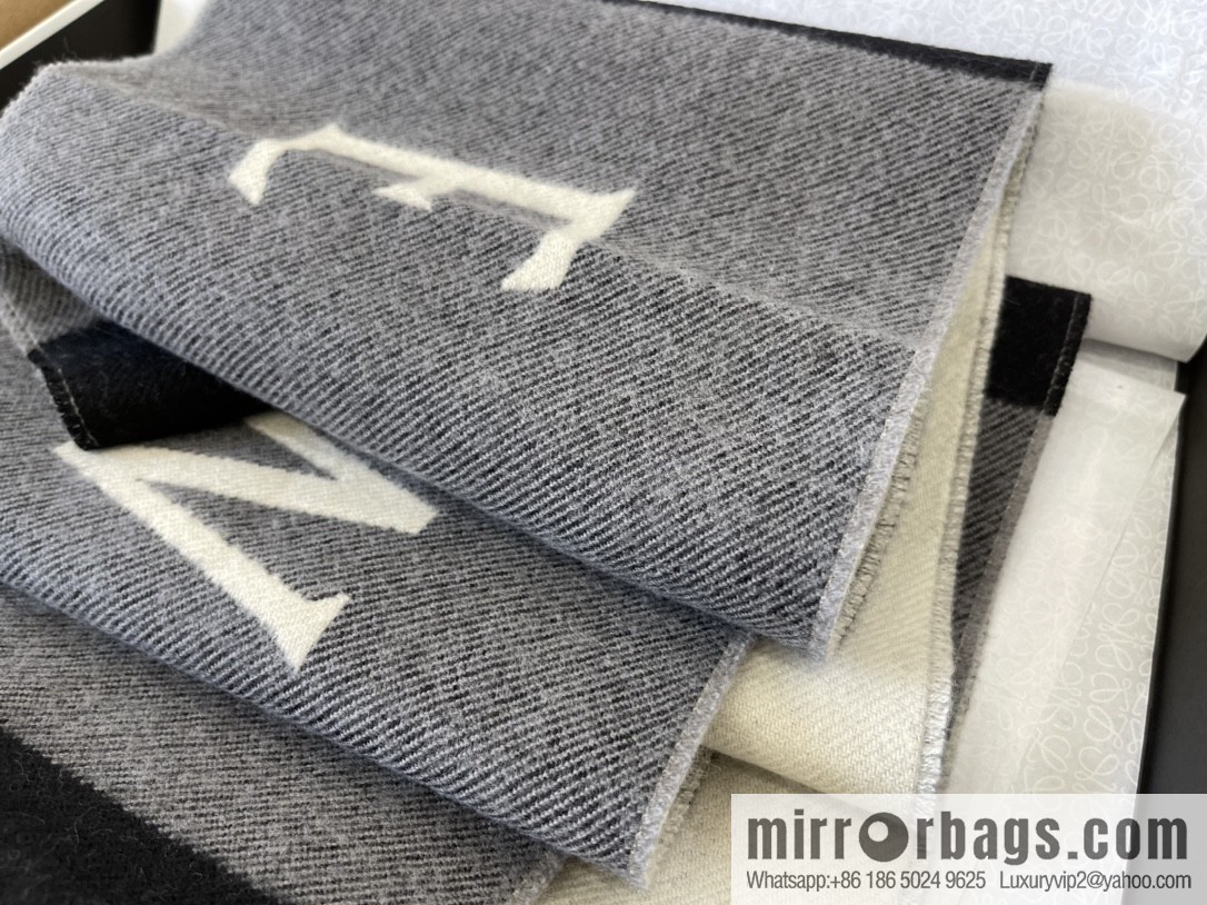 LOEWE Luo Yiwei men's and women's same college style scarf
