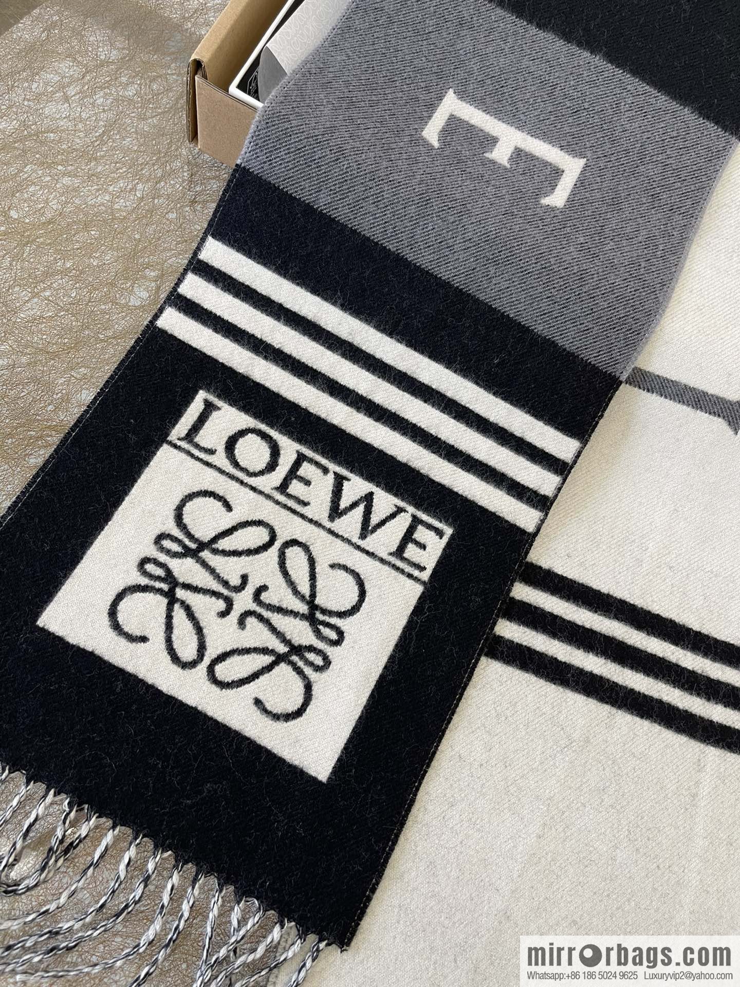 LOEWE Luo Yiwei men's and women's same college style scarf