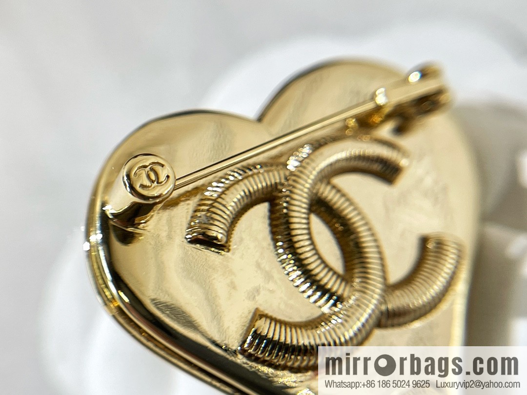 2021 new Chanel double c peach heart brooch