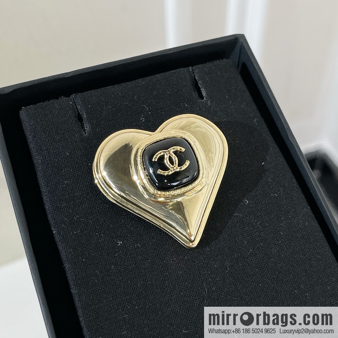2021 new Chanel double c peach heart brooch