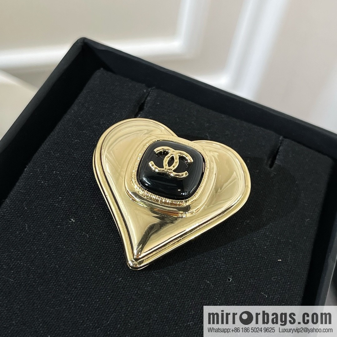 2021 new Chanel double c peach heart brooch