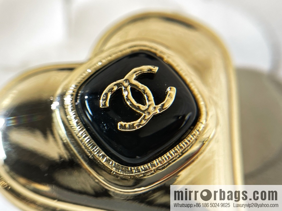 2021 new Chanel double c peach heart brooch