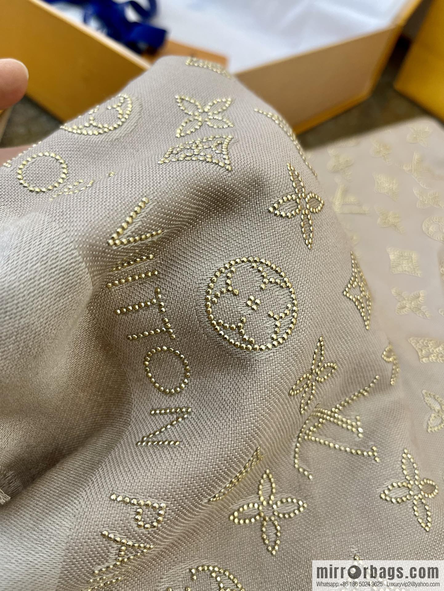 LV Louis Vuitton silk and wool blend shawl M76641 M70670