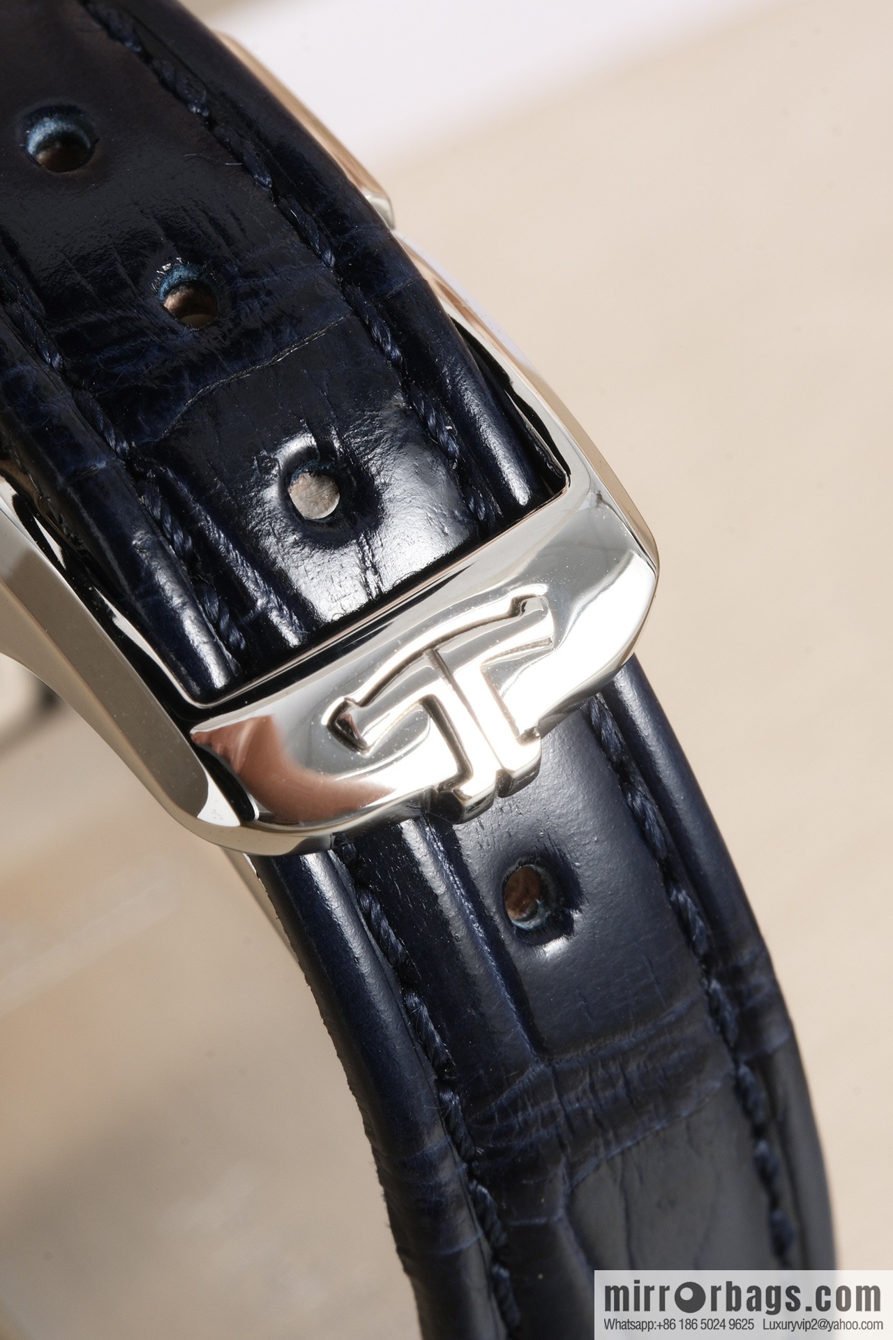 White dial, dark blue strap REF.3288420 Jaeger-LeCoultre red dial, red strap REF.3288560 Princess-style hands watch