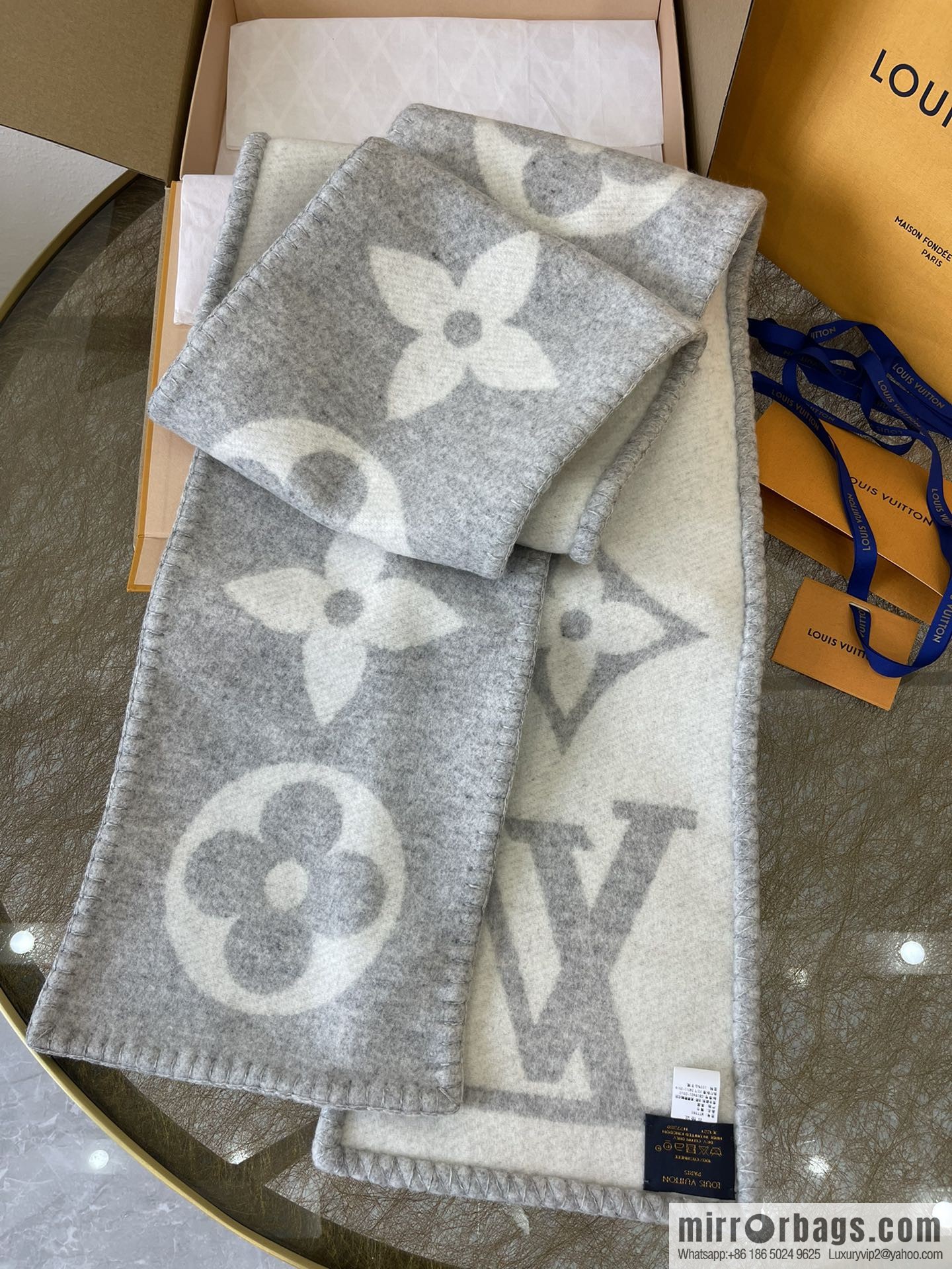 LV Louis Vuitton off-white 100% cashmere scarf M77389