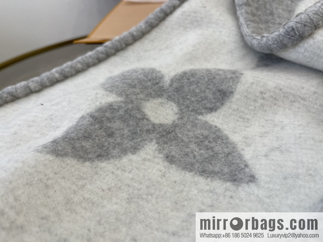 LV Louis Vuitton off-white 100% cashmere scarf M77389