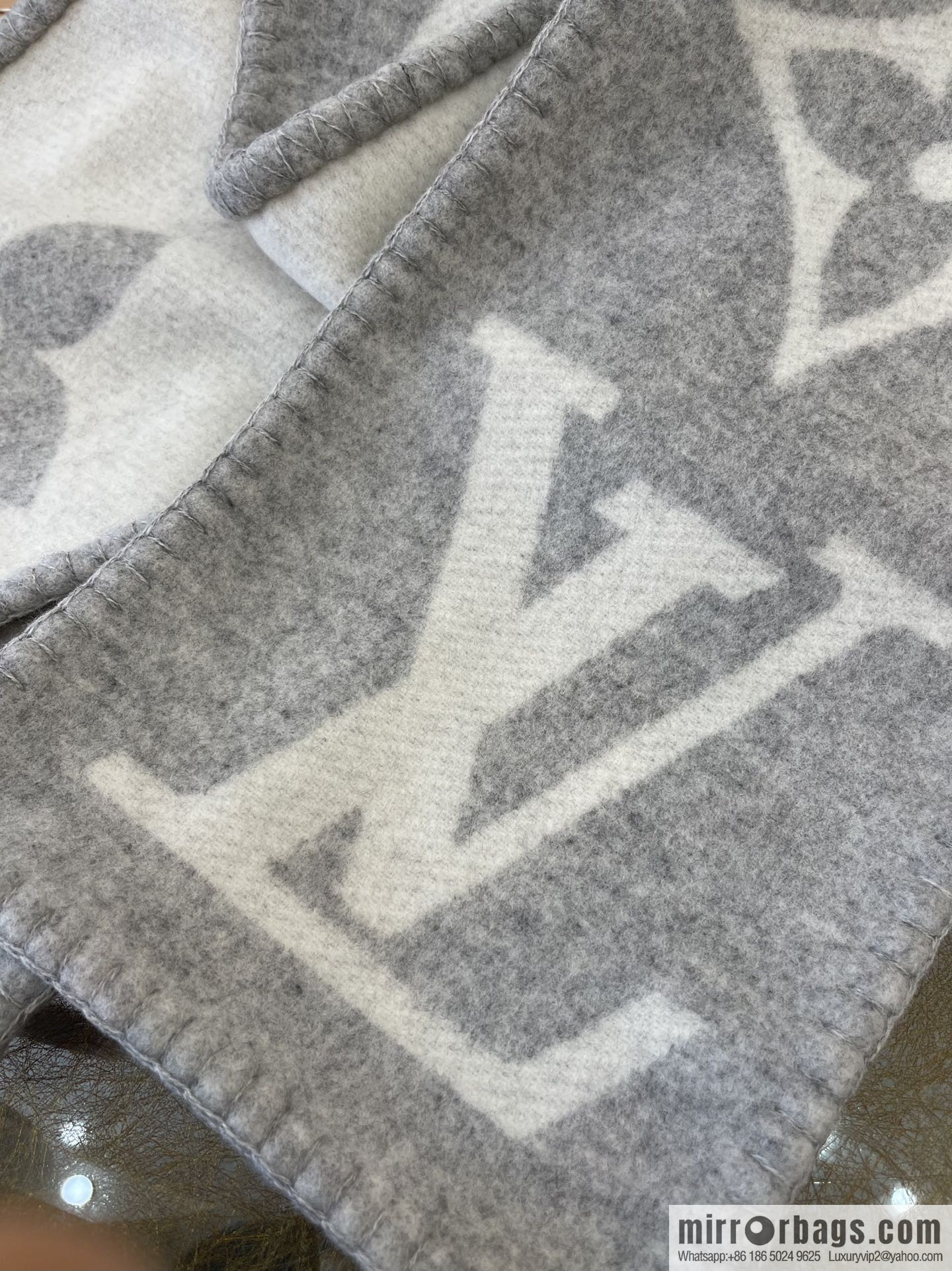 LV Louis Vuitton off-white 100% cashmere scarf M77389