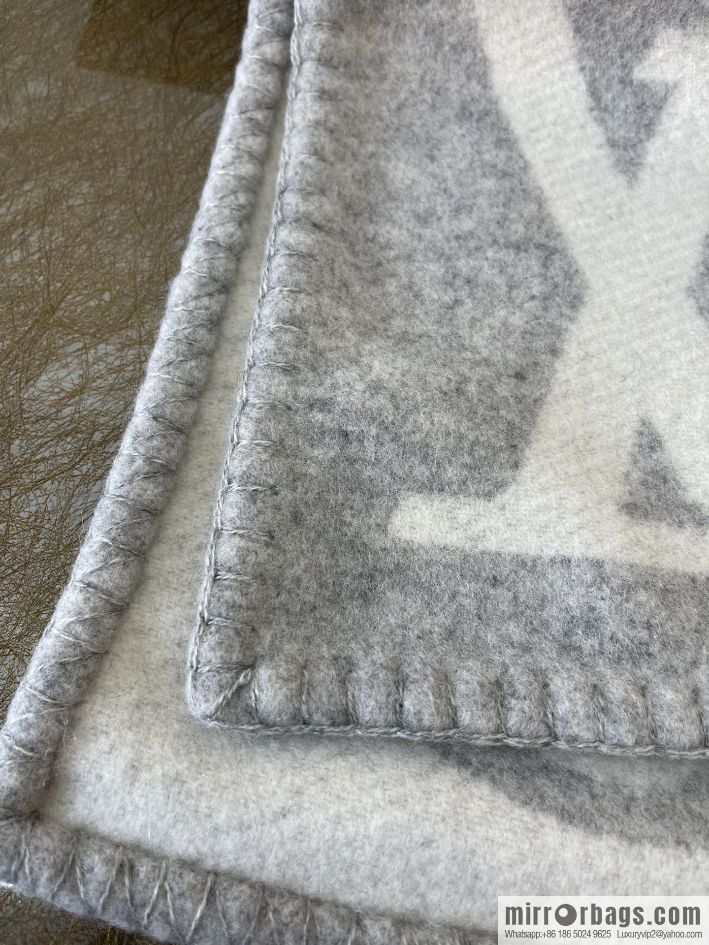 LV Louis Vuitton off-white 100% cashmere scarf M77389