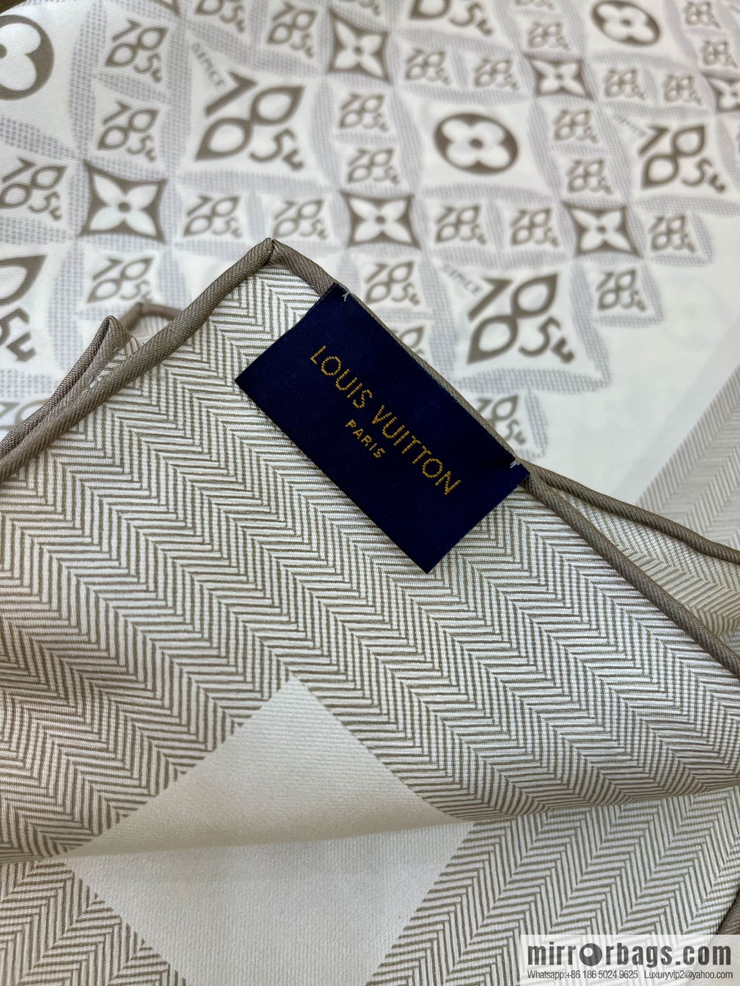 LV Louis Vuitton contrasting trim and handmade hemming 100% silk scarf M77443