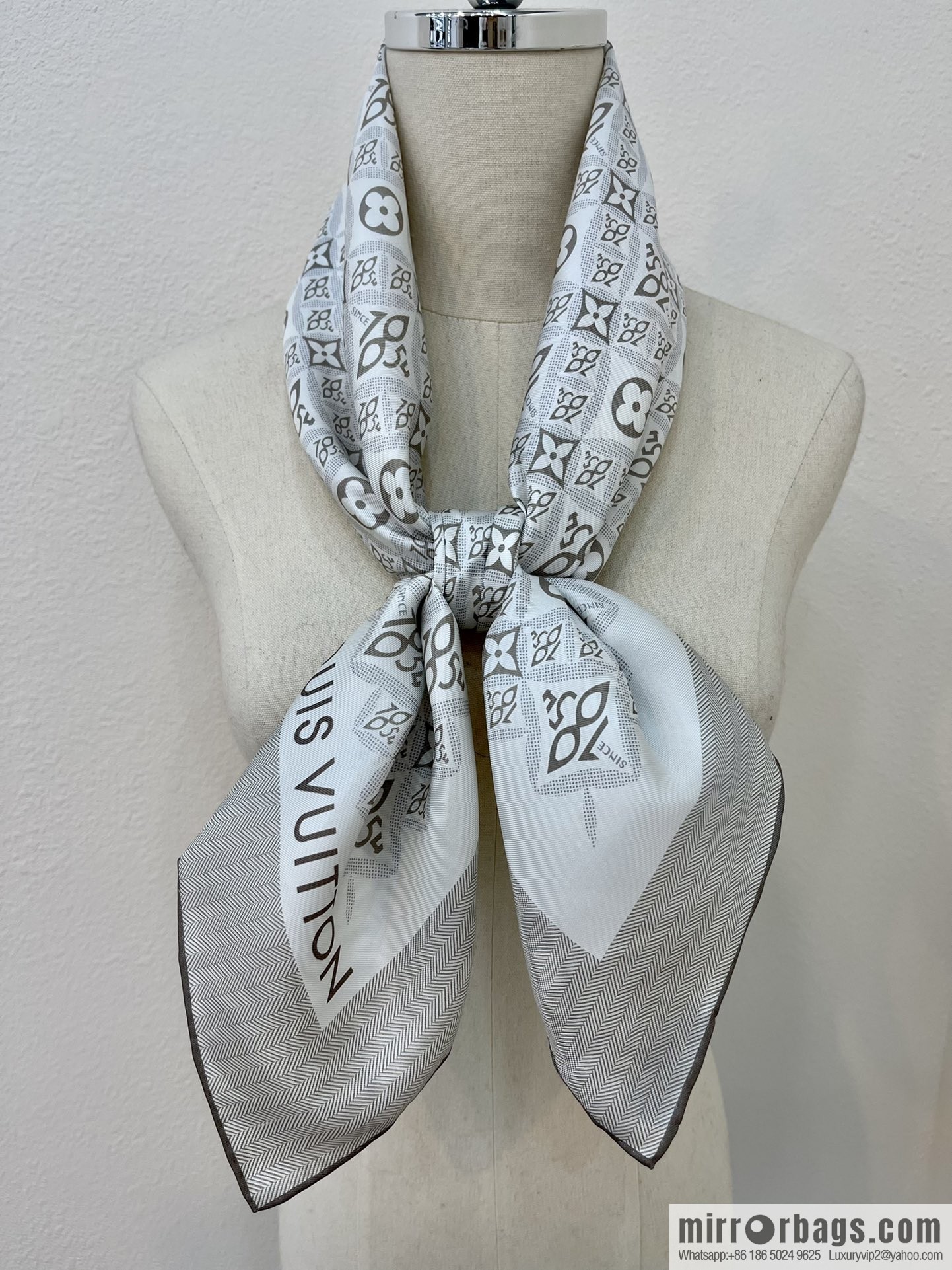 LV Louis Vuitton contrasting trim and handmade hemming 100% silk scarf M77443