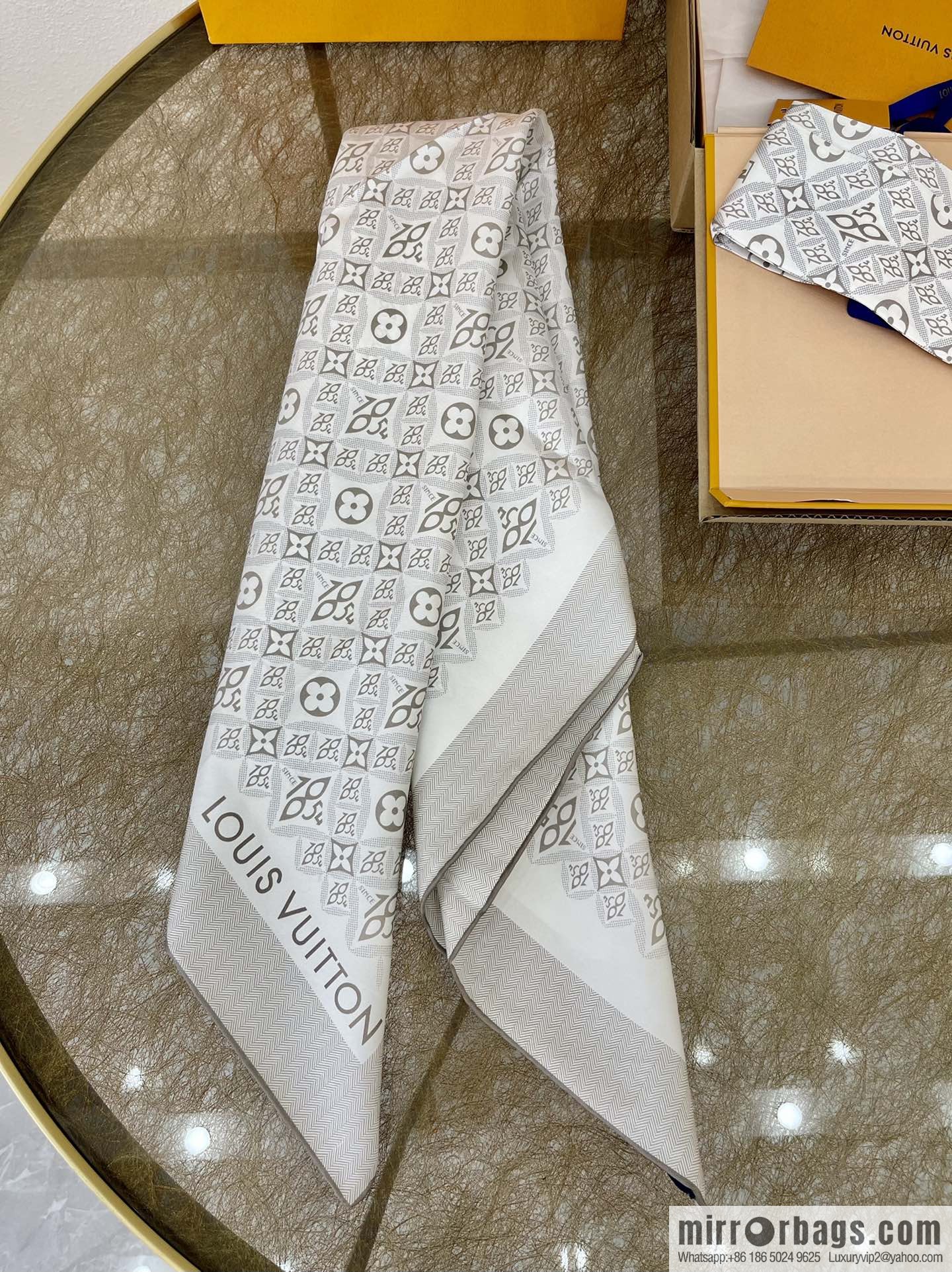 LV Louis Vuitton contrasting trim and handmade hemming 100% silk scarf M77443