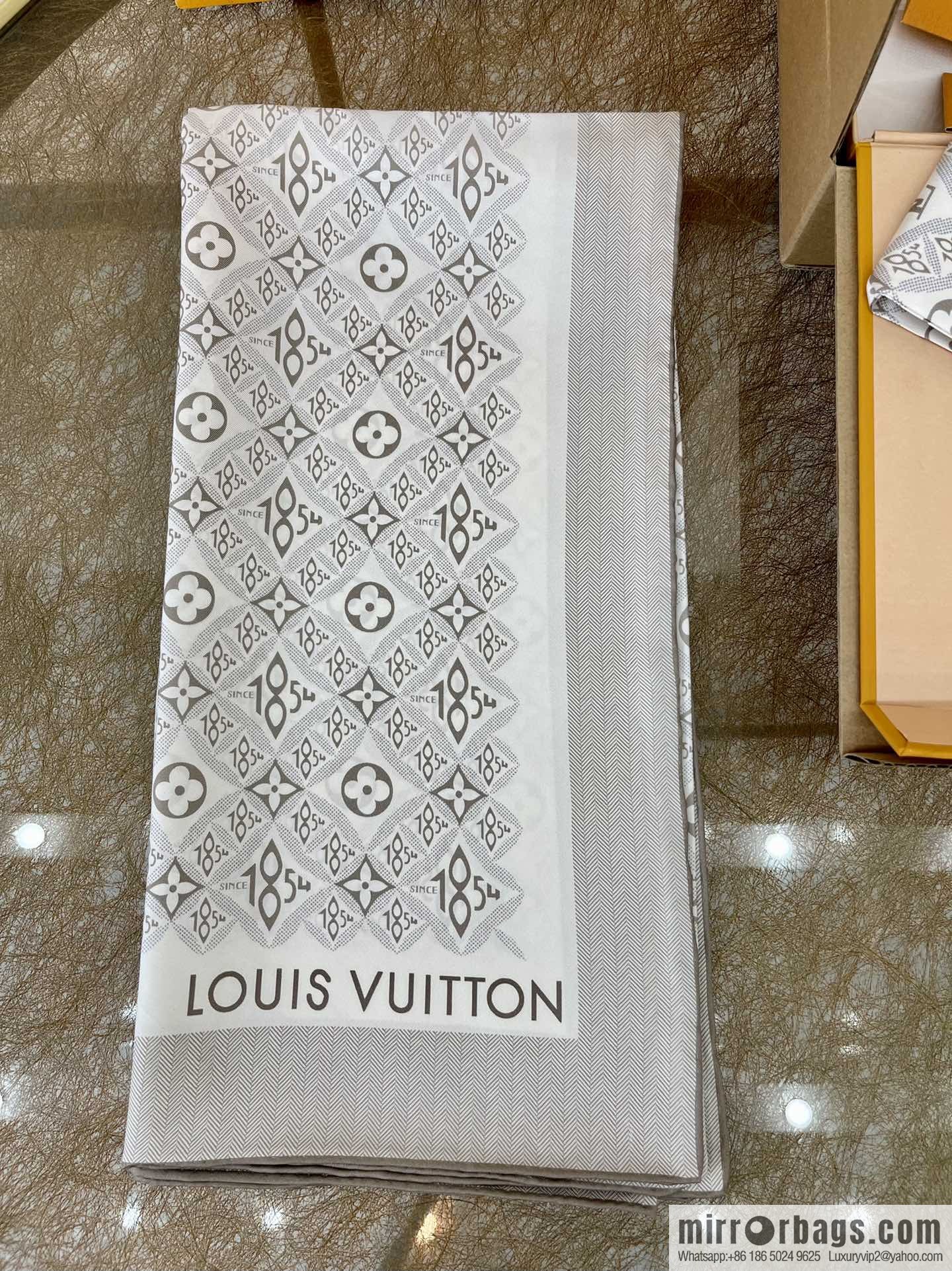 LV Louis Vuitton contrasting trim and handmade hemming 100% silk scarf M77443
