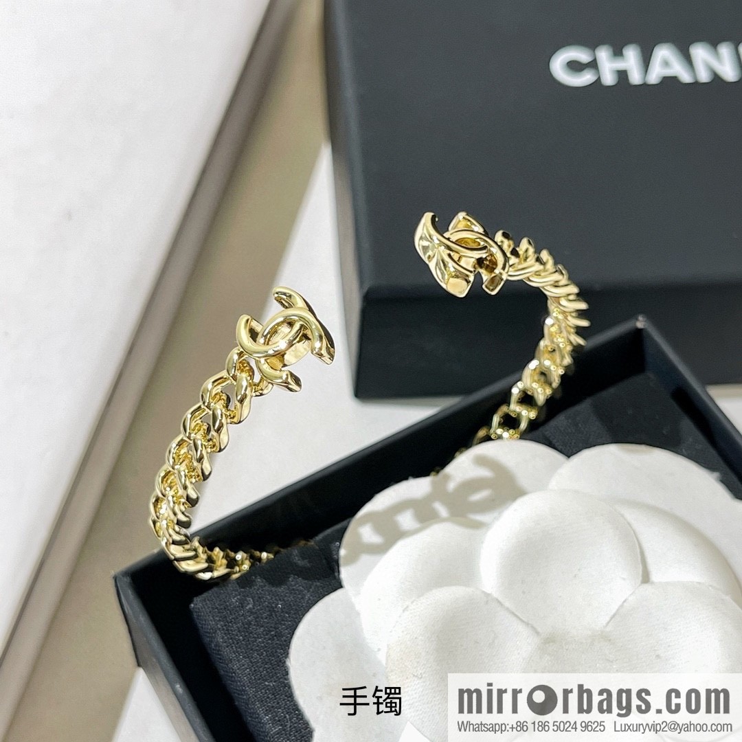 New ☑️ Chanel Double C Glossy Opening Bracelet