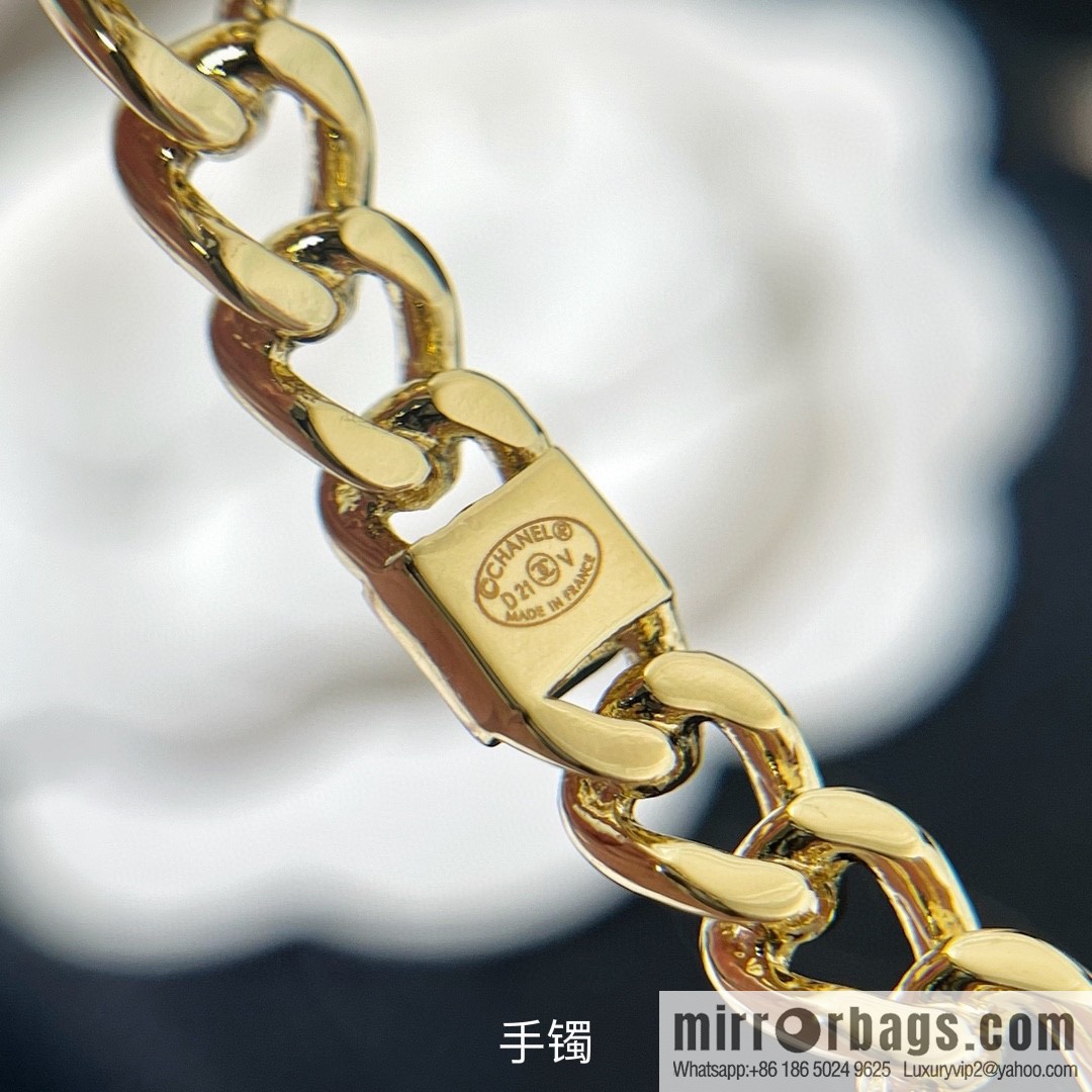 New ☑️ Chanel Double C Glossy Opening Bracelet