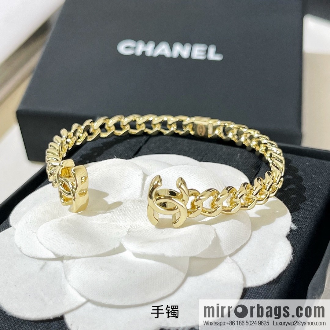 New ☑️ Chanel Double C Glossy Opening Bracelet