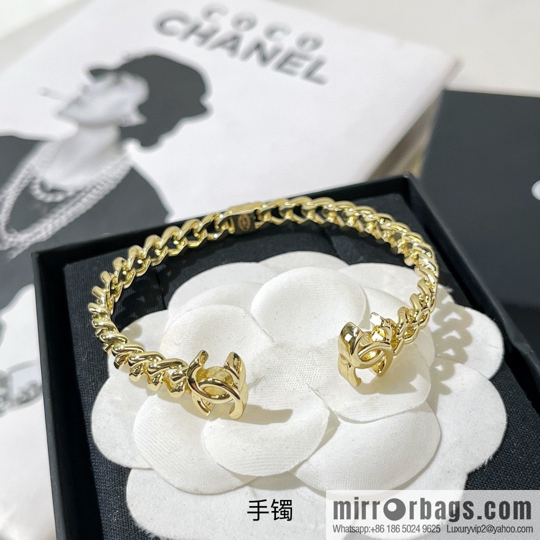 New ☑️ Chanel Double C Glossy Opening Bracelet