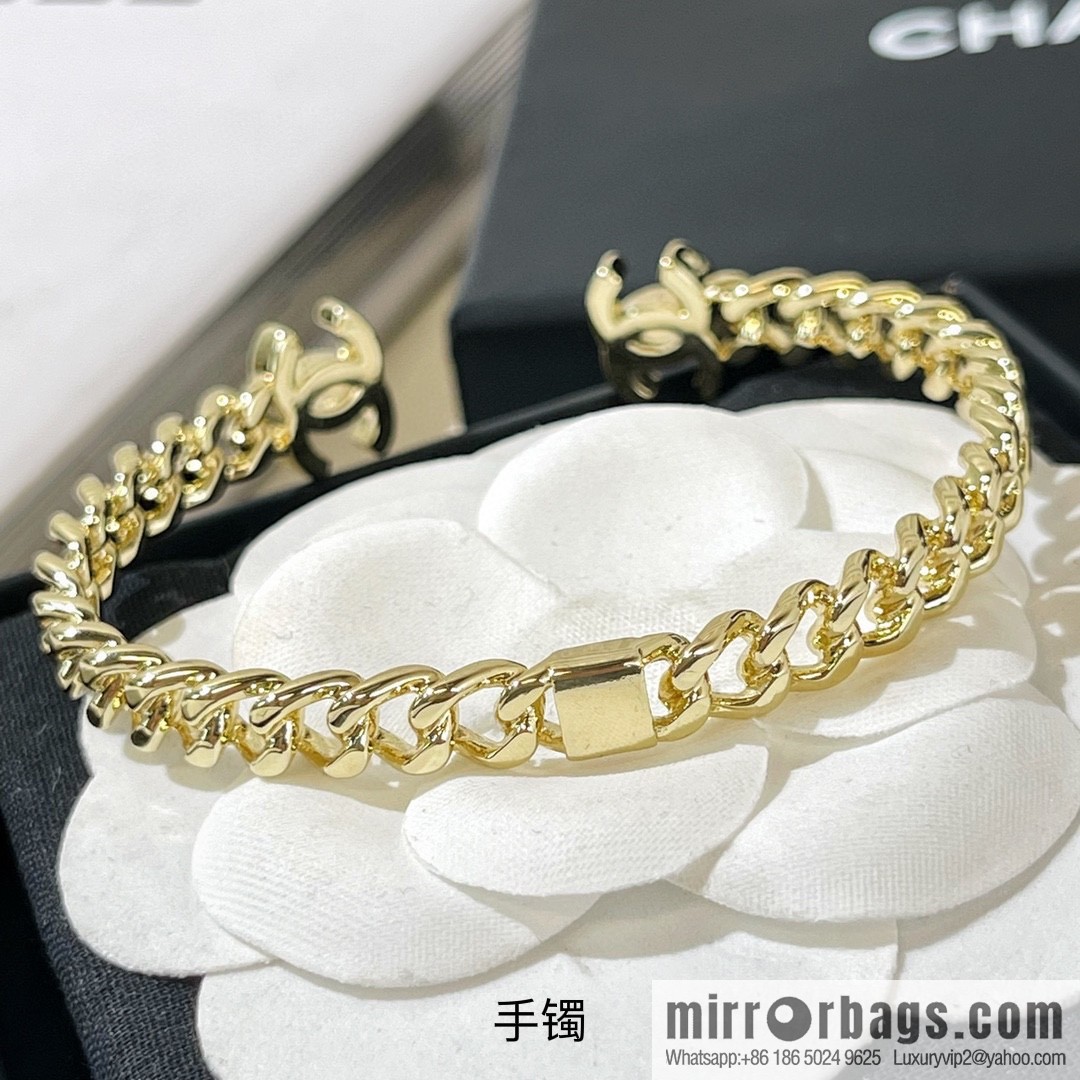 New ☑️ Chanel Double C Glossy Opening Bracelet