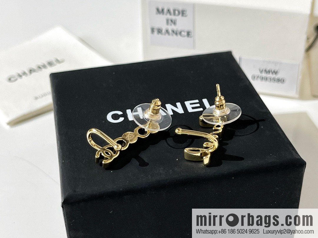 New ☑️ Chanel 2022 coco letter asymmetrical stud earrings ear hook