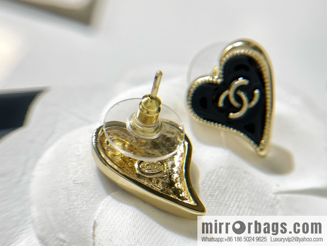 New ☑️ Chanel 2022 peach heart stud earrings
