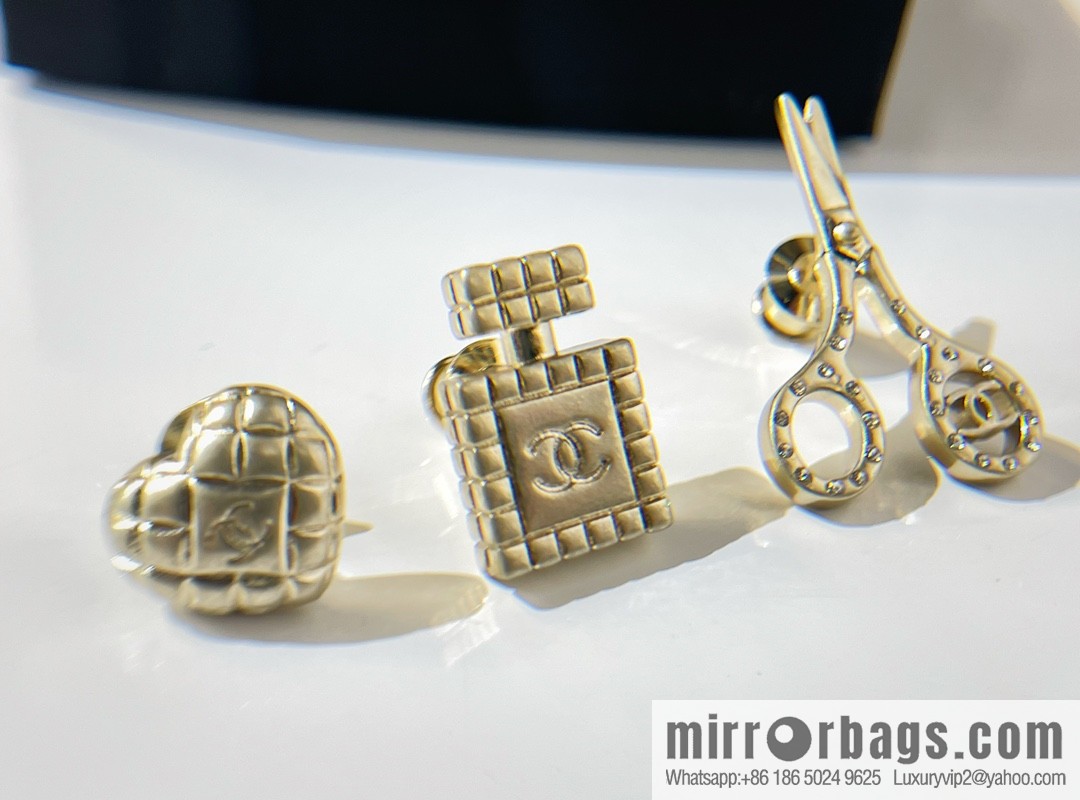New Chanel three-piece set, scissors, perfume bottle, peach heart brooch