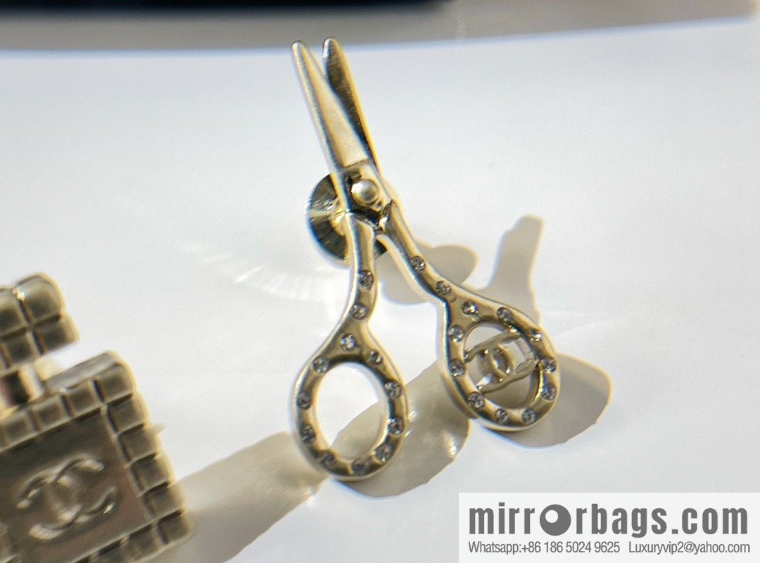 New Chanel three-piece set, scissors, perfume bottle, peach heart brooch