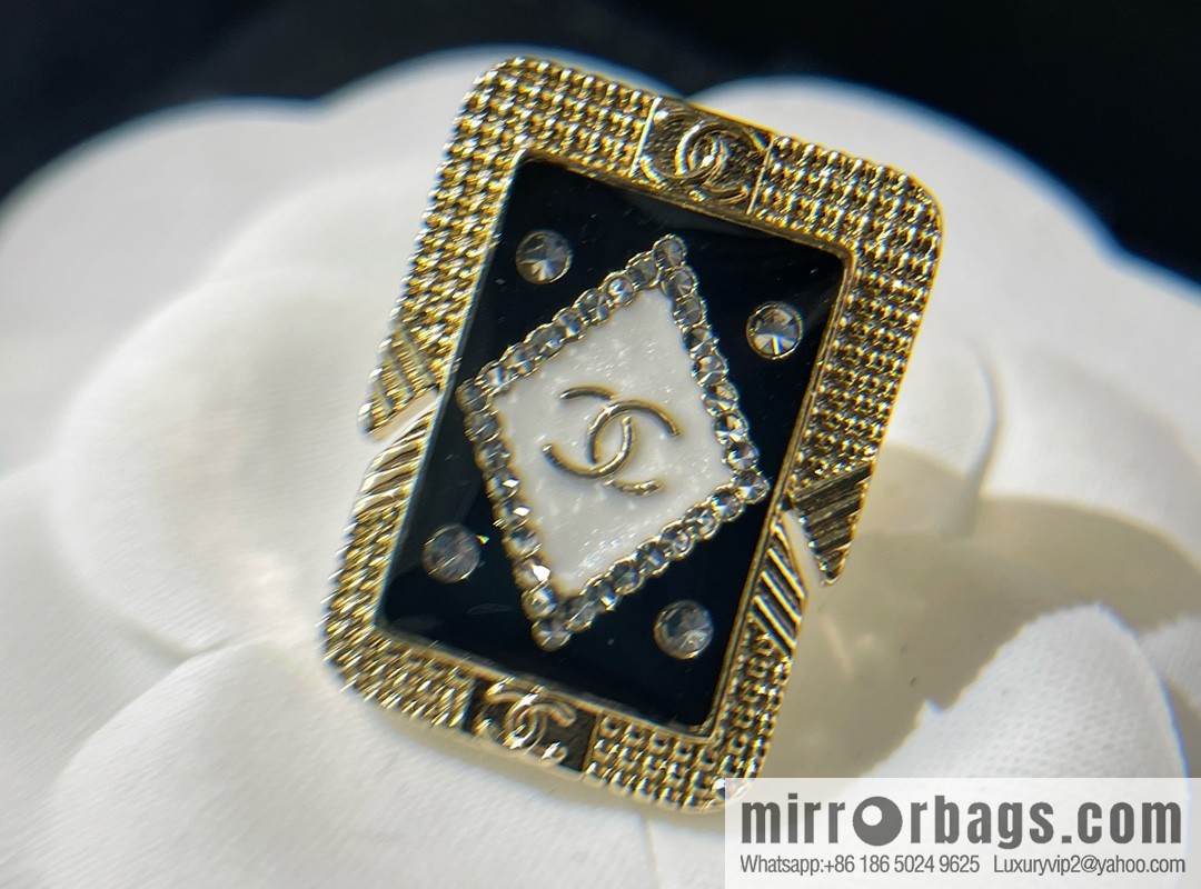 2021 new Chanel castle series three-piece brooch
