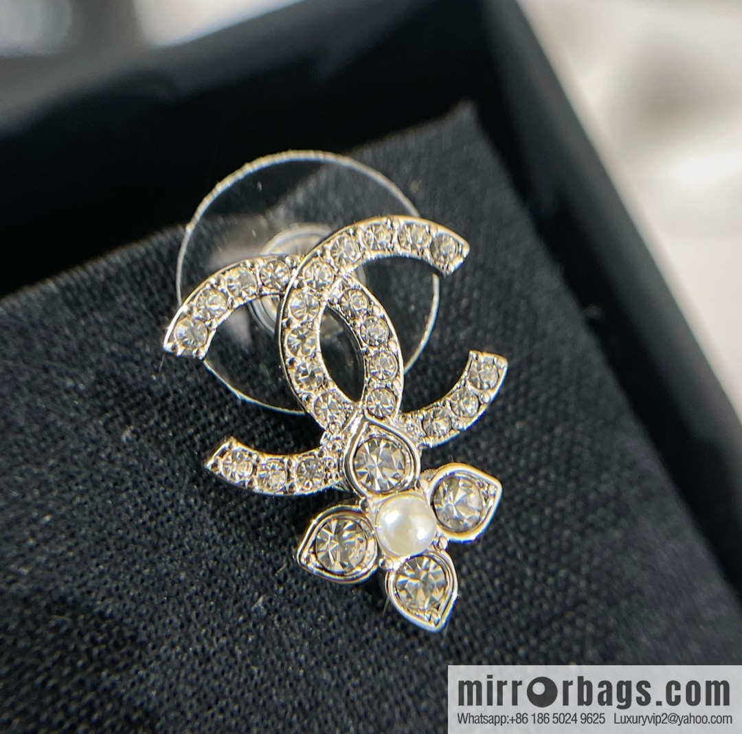 New ☑️ Chanel double c four-leaf clover pearl stud earrings
