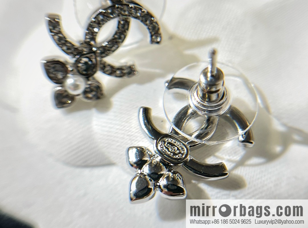 New ☑️ Chanel double c four-leaf clover pearl stud earrings