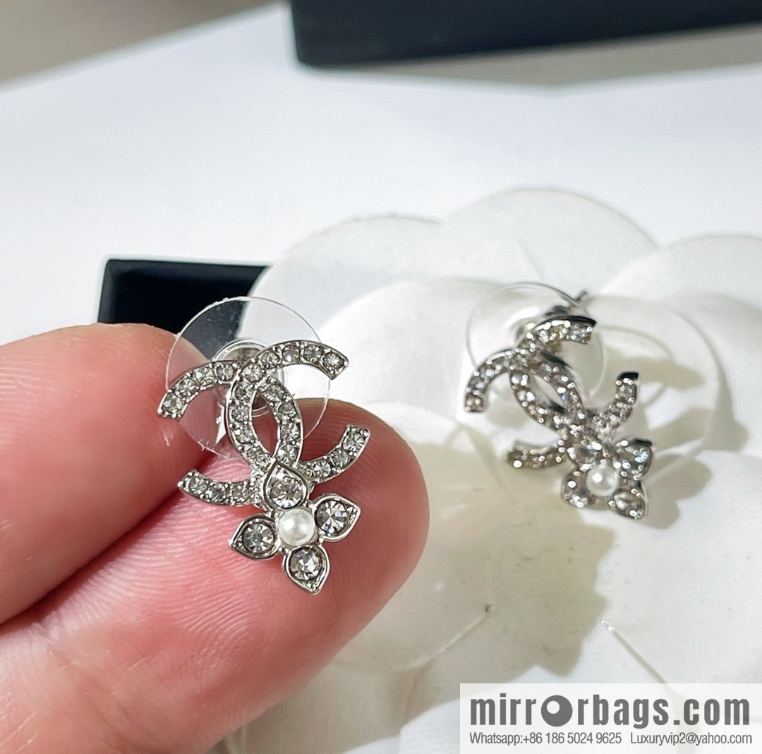 New ☑️ Chanel double c four-leaf clover pearl stud earrings