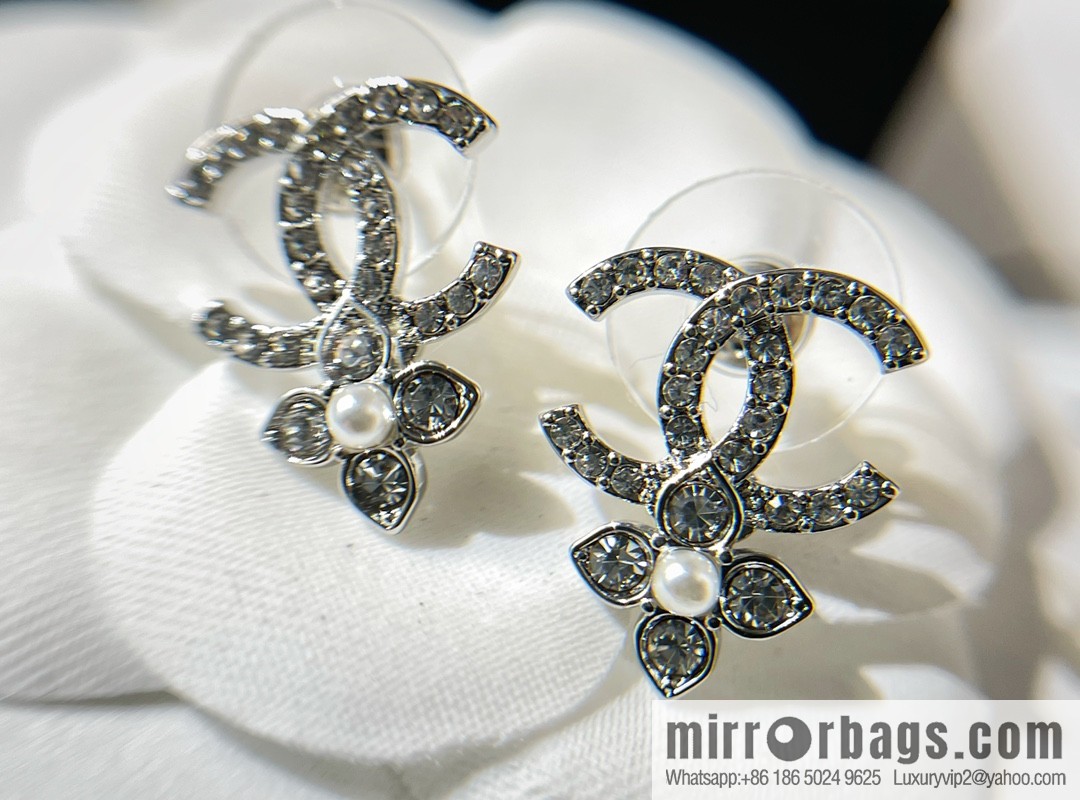 New ☑️ Chanel double c four-leaf clover pearl stud earrings