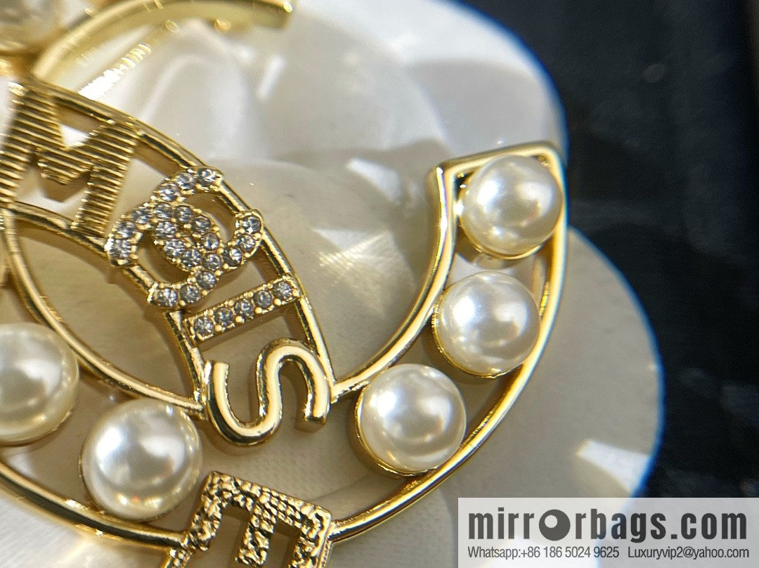 New ☑️ Chanel double c letter MADEM SELLE pearl brooch