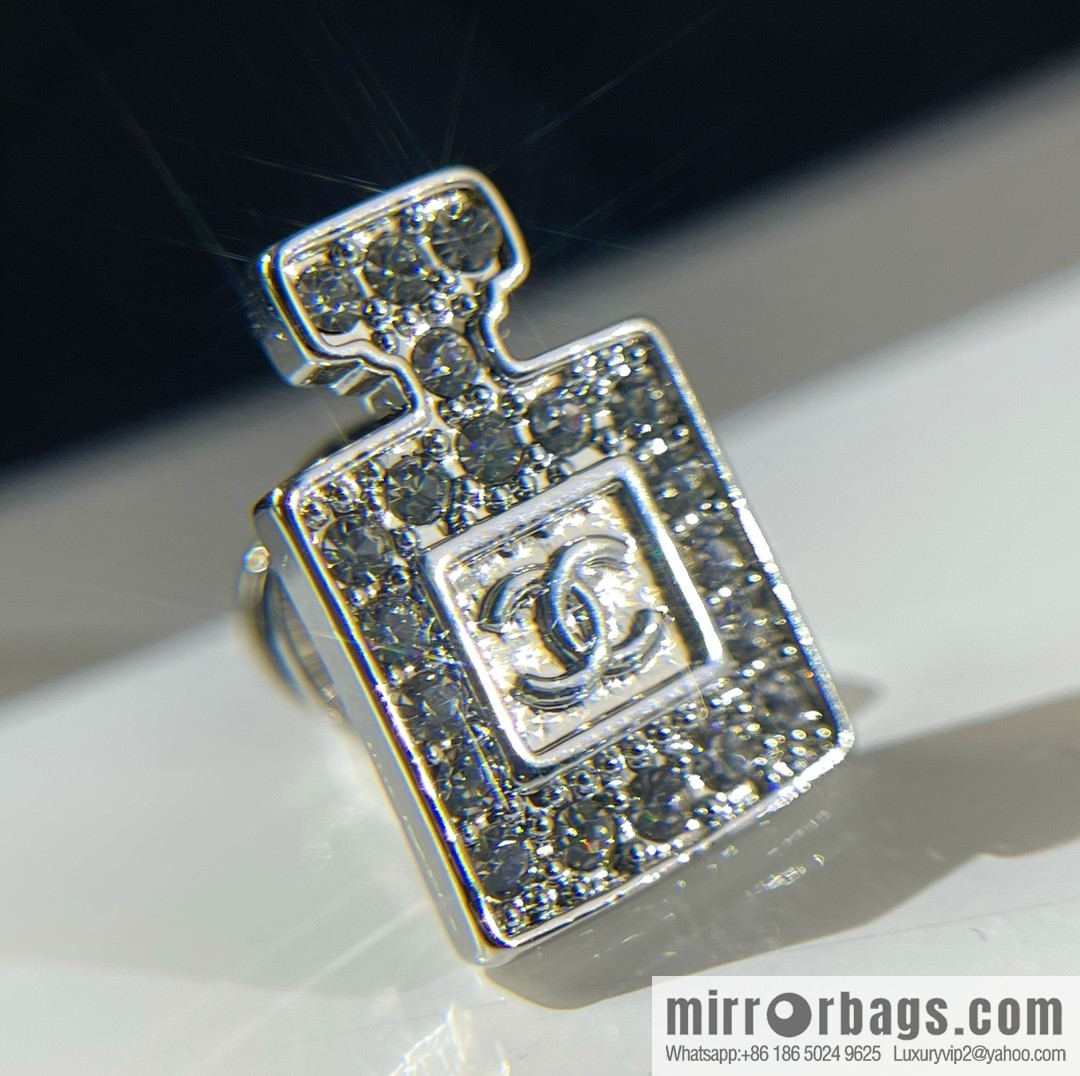 New ☑️ Chanel double c 5 words, perfume bottle, four-leaf clover brooch