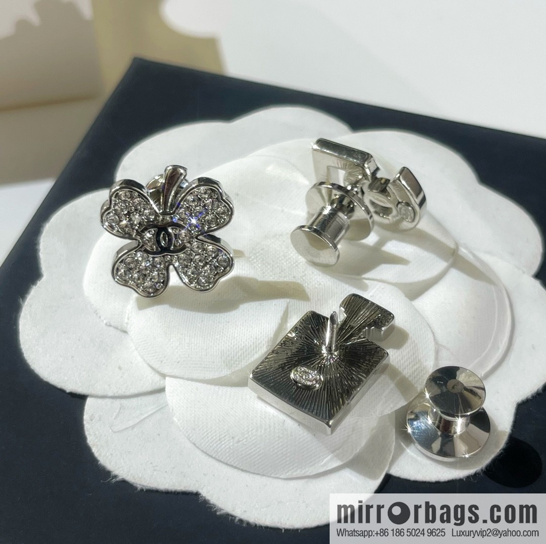 New ☑️ Chanel double c 5 words, perfume bottle, four-leaf clover brooch