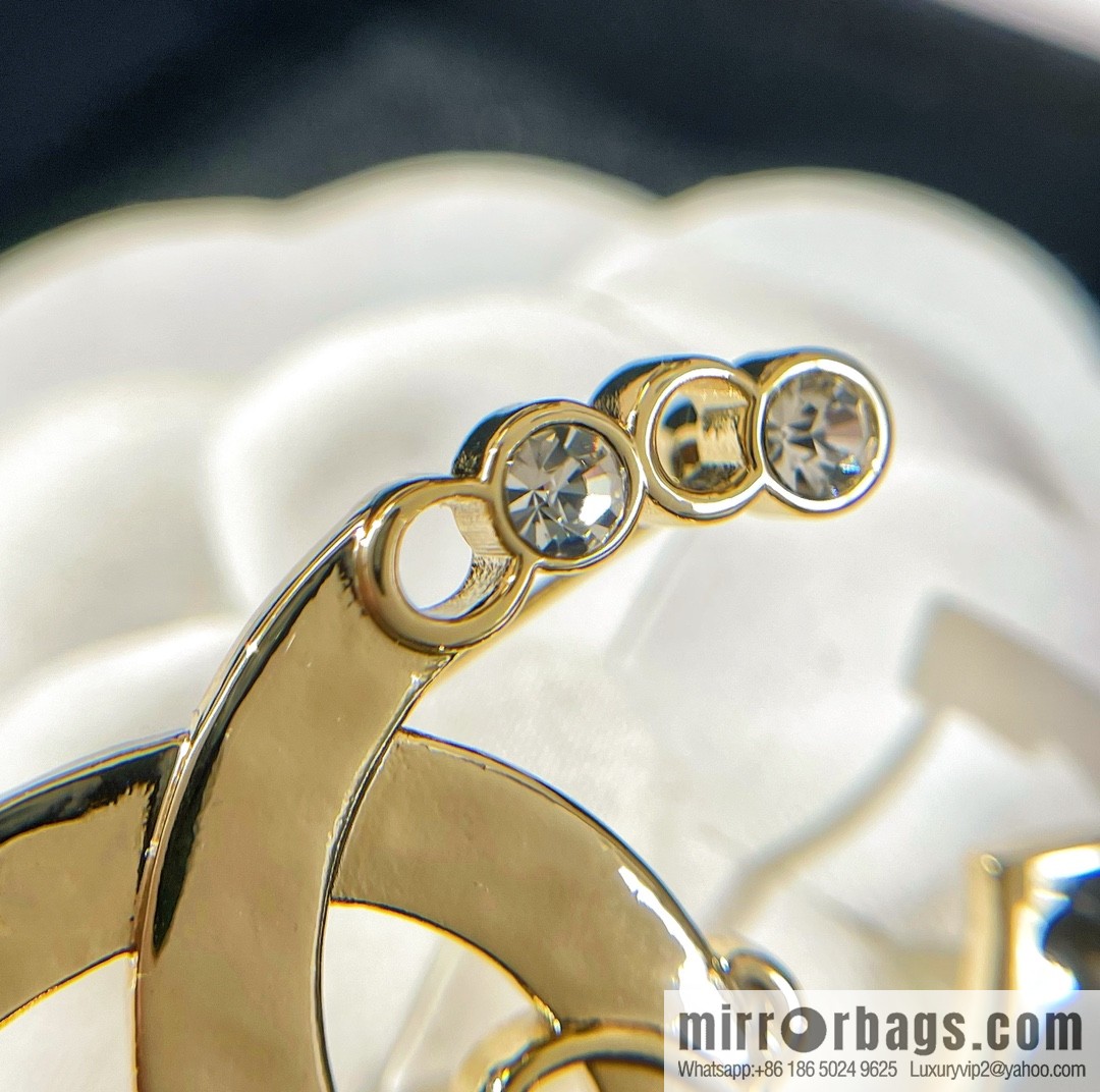New ☑️ Chanel double c letter brooch