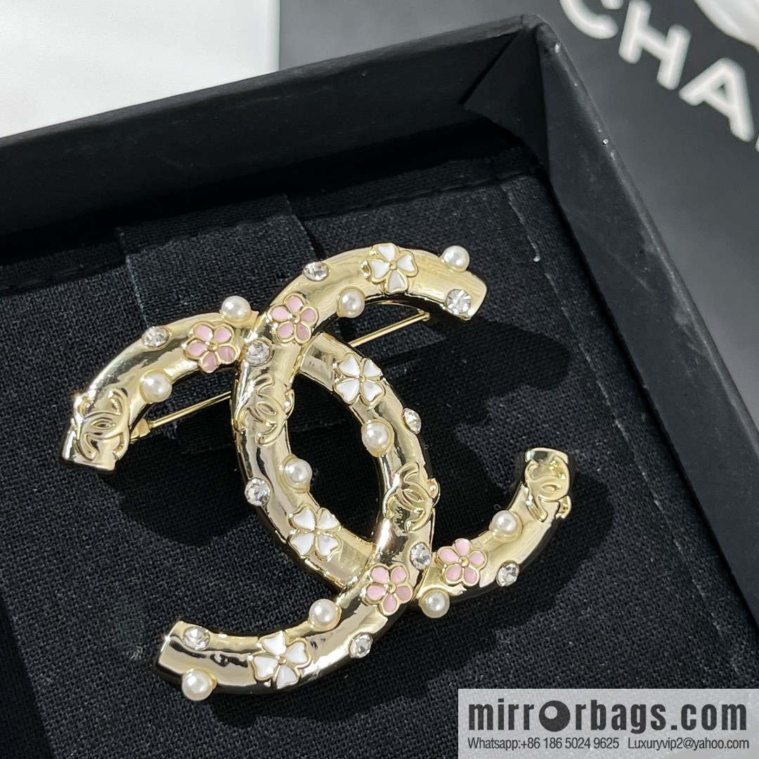 New ☑️ Chanel double c white pink four-leaf clover pearl brooch