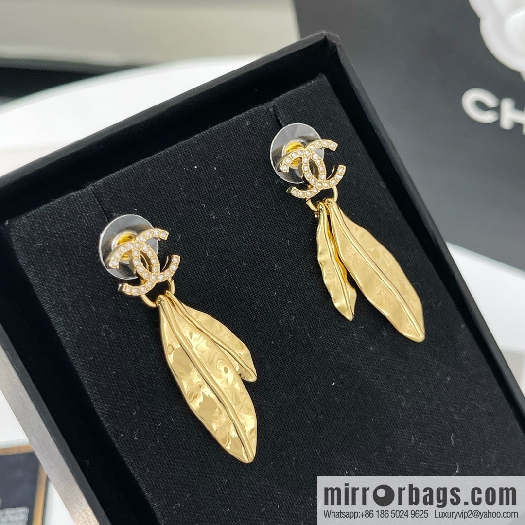 New ☑️ Chanel double c gold tree leaf stud earrings