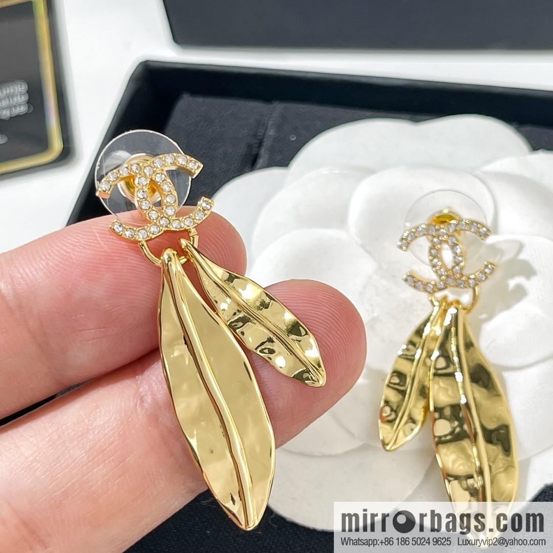 New ☑️ Chanel double c gold tree leaf stud earrings