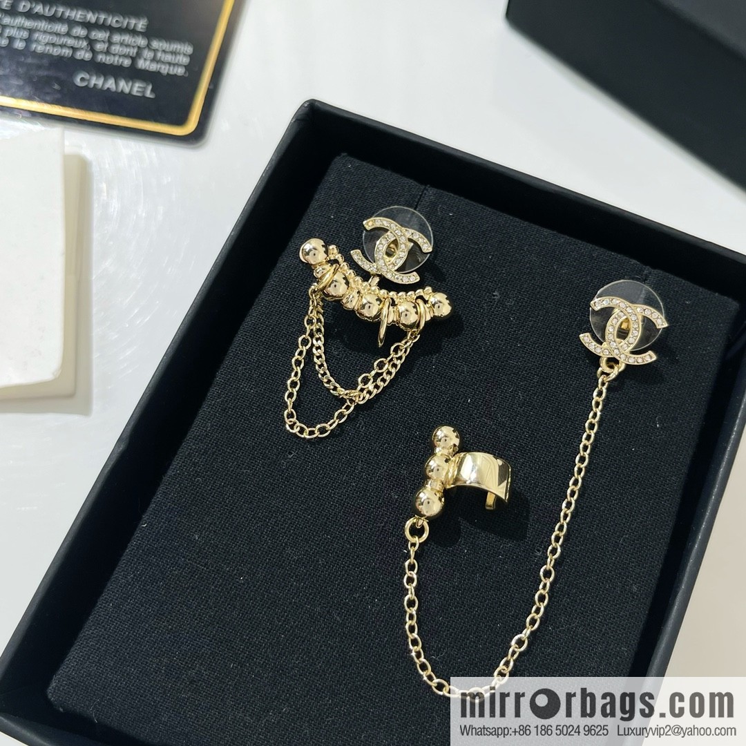 New ☑️ Chanel double c asymmetrical stud earclip