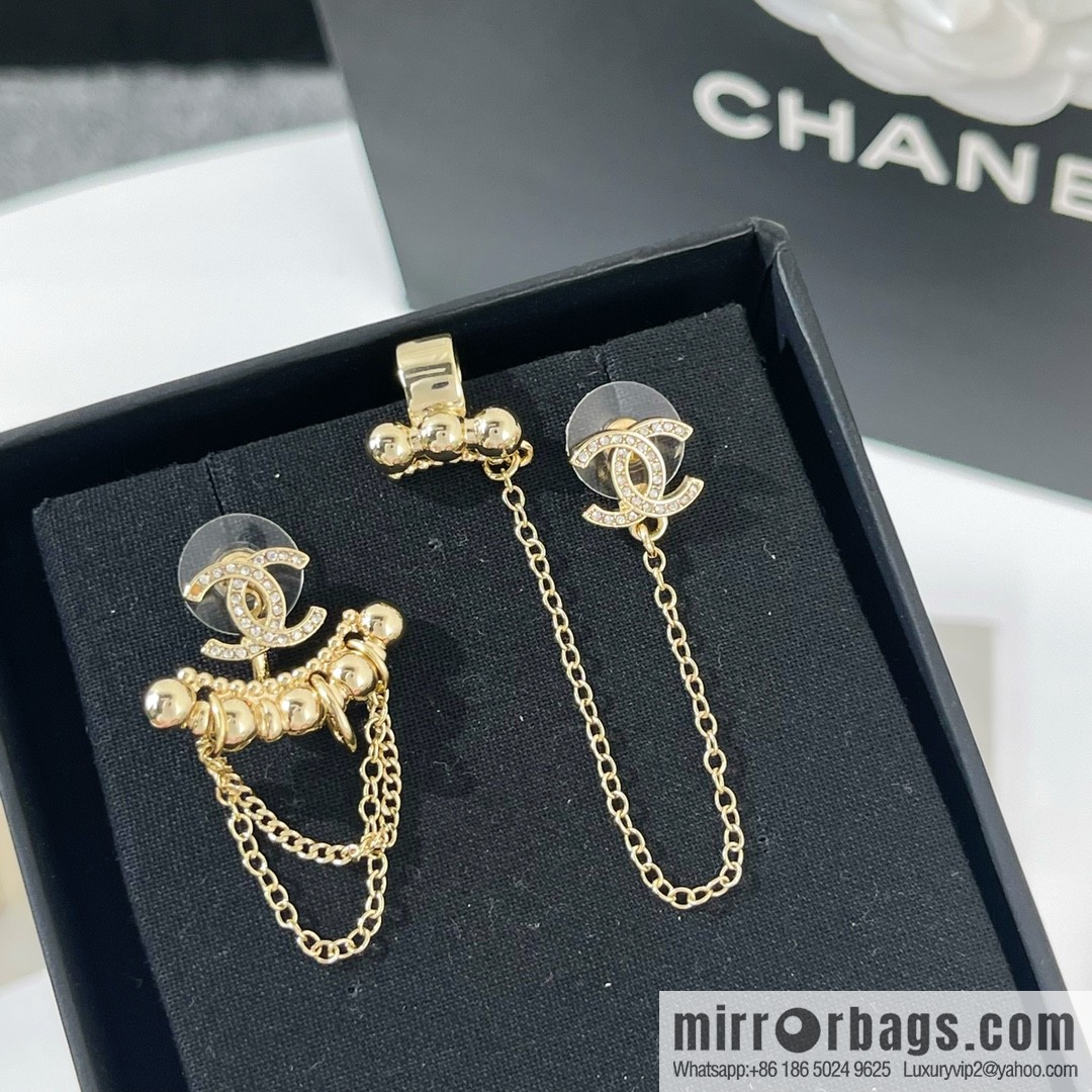 New ☑️ Chanel double c asymmetrical stud earclip