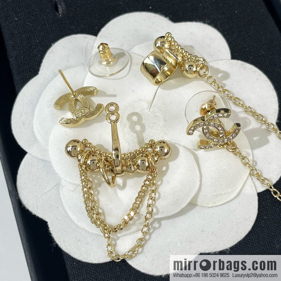 New ☑️ Chanel double c asymmetrical stud earclip