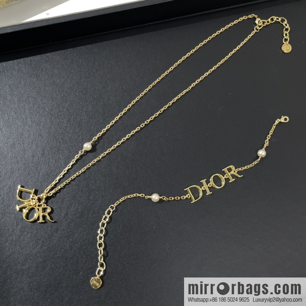 New ☑️ Dior letter necklace bracelet