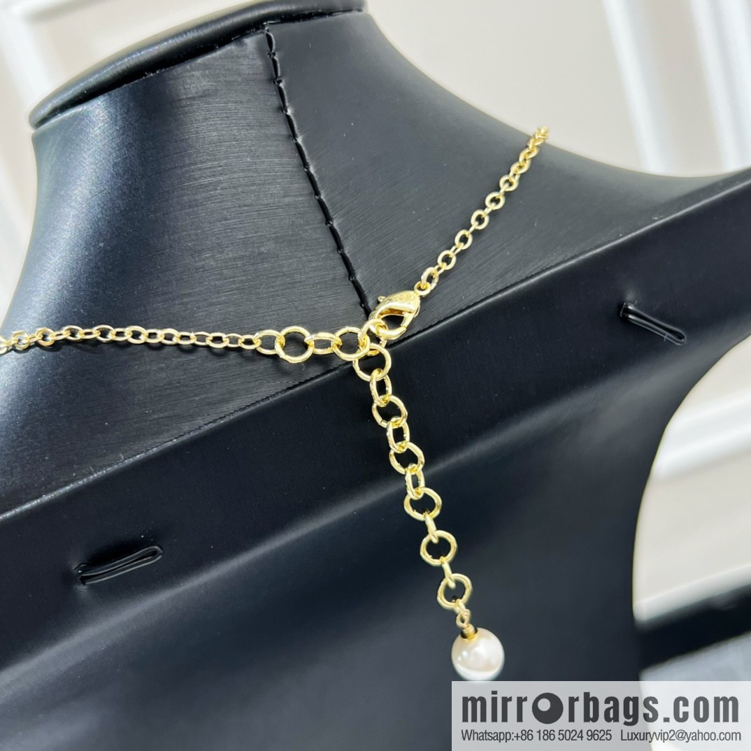 New ☑️ Chanel turntable pearl necklace