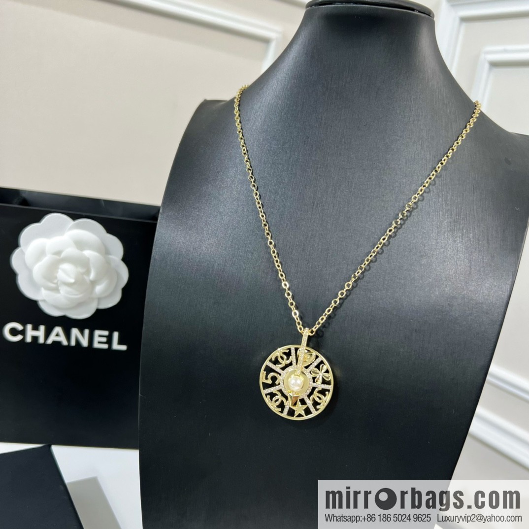 New ☑️ Chanel turntable pearl necklace