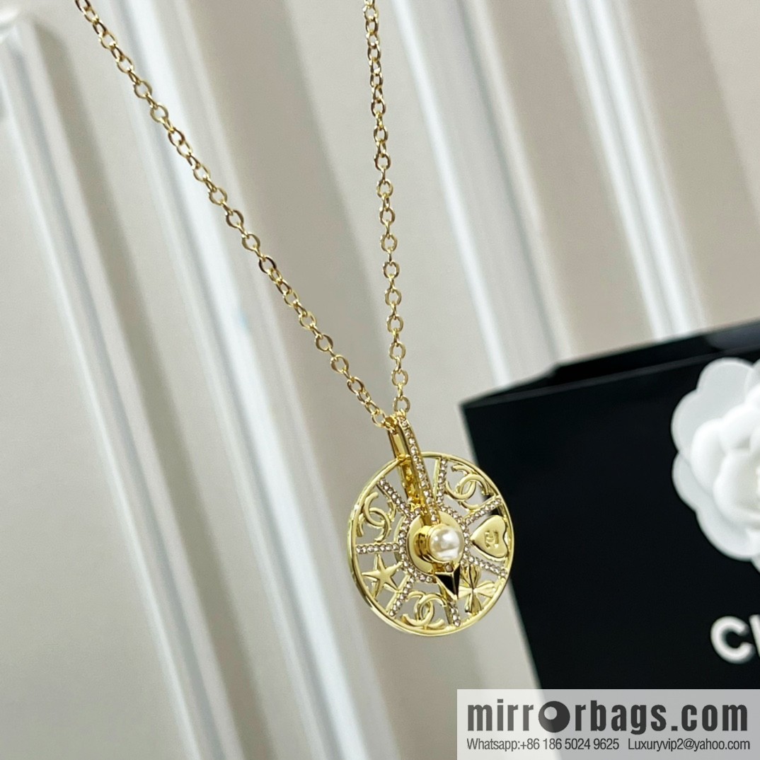 New ☑️ Chanel turntable pearl necklace