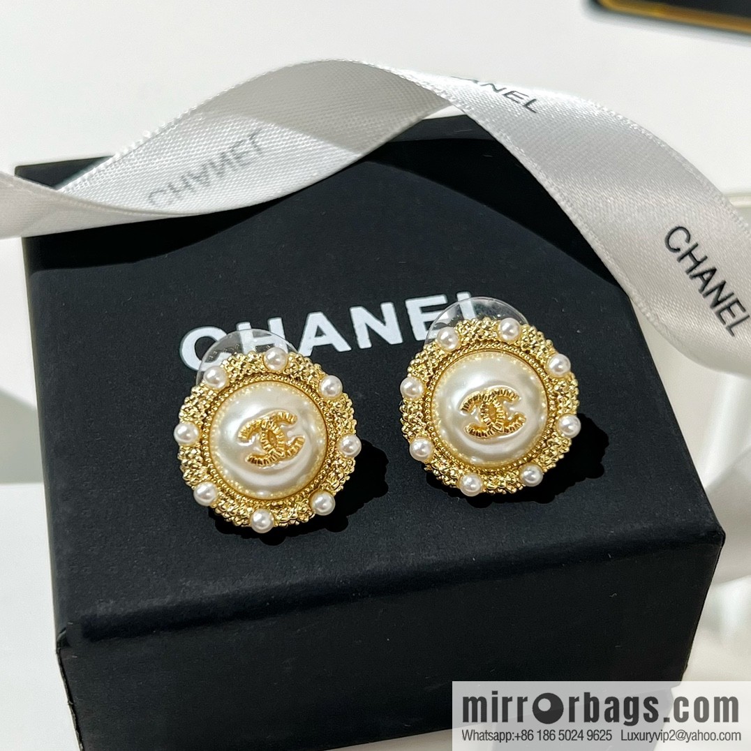 New ☑️ Chanel round double c pearl stud earrings