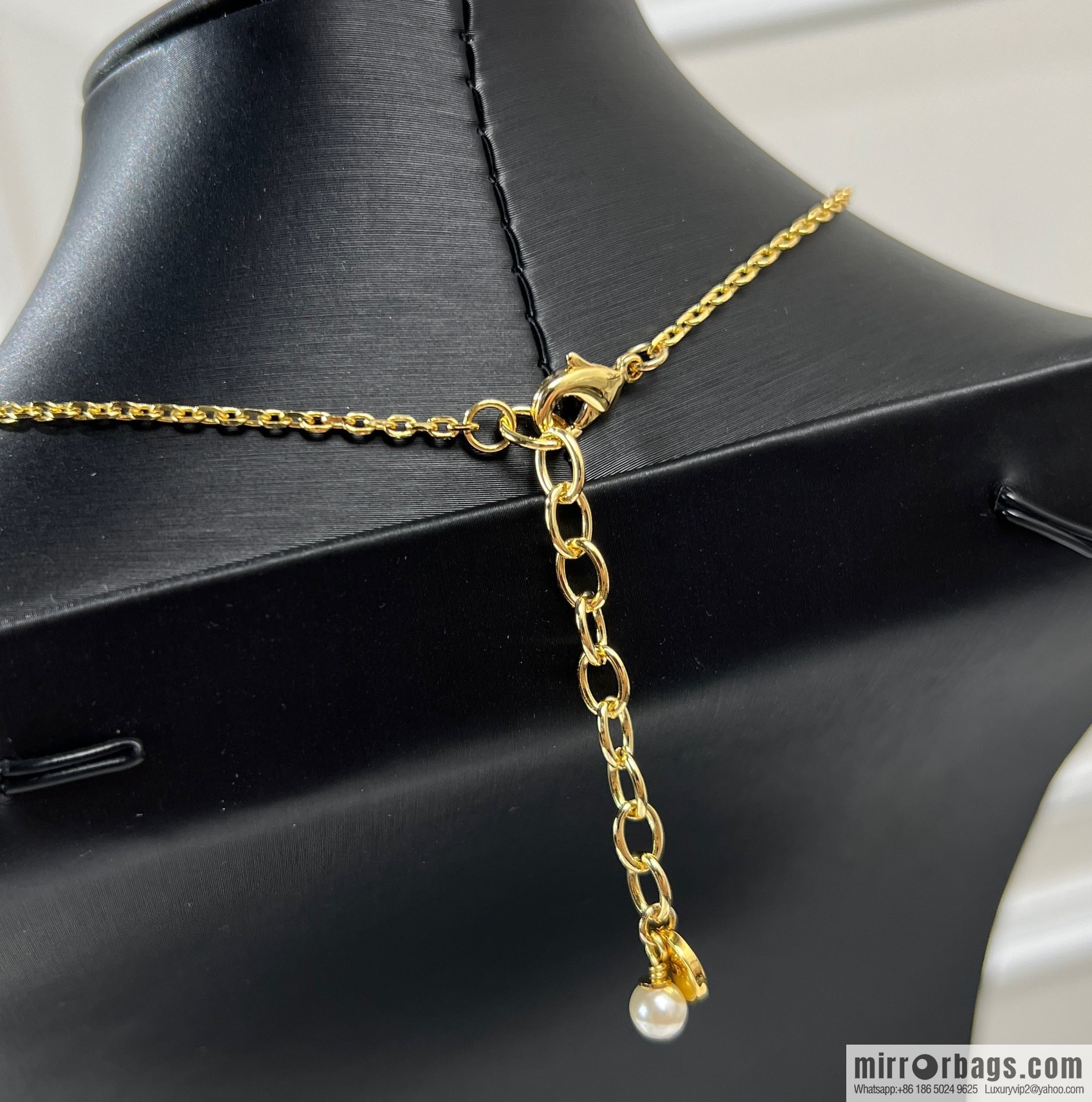 New ☑️ Dior CD pink bee necklace